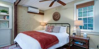 Downtown Cottage- Fully Furnished Gallery 7