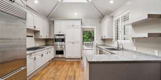 Elegant Los Altos Townhouse Near Redwood Grove & Shoup Park Gallery 16