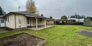 Charming 2 Bed 1 Ba House in Gladstone - Garage, Washer and Dryer, Landscaping Including! Gallery 24