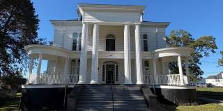 Spacious apartment in historic house! Gallery 1