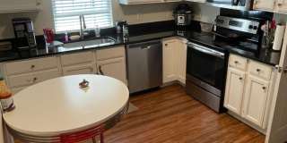 Renovated 2BD off St Charles Ave with Laundry Gallery 9