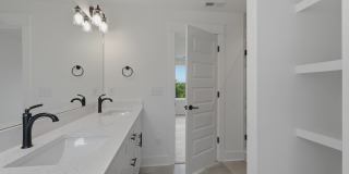 Spacious 5-Bedroom with Fenced Yard & Modern Amenities Gallery 29