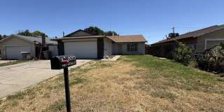Large Living Area, rear yard has RV Access! Gallery 1
