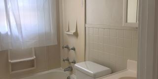 2 BR, 2nd floor apartment w/ water, lawn service included near UNCG/Glenwood Gallery 7