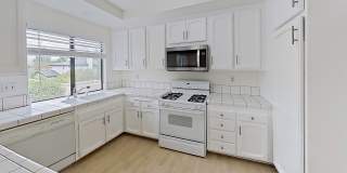 2/Bedroom Townhome in West Hills! Gallery 7