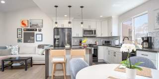 Beautiful 3 bed 2.5 baths "fully furnished" townhouse in the charming neighborhood of University Heights. Gallery 12