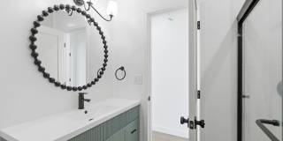 Beautiful modern 3 Bed + 3 Bath House + Pool + Garage Gallery 26