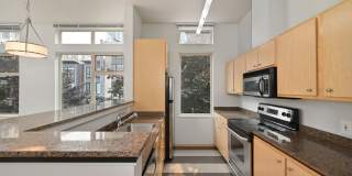Spacious 2BR/1.75BA Condo in Convenient Location (Central District) Gallery 6