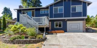 Huge fully fenced dog yard! RV/Boat extra parking! 4 bdrm 2.25 bath. Minutes to I-5, Everett Mall, Boeing Gallery 1