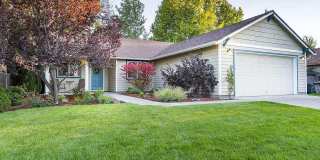 Stylish SW Bend 3×2 with Fenced Yard Stylish SW Bend 3×2 with Fenced Yard Gallery 1