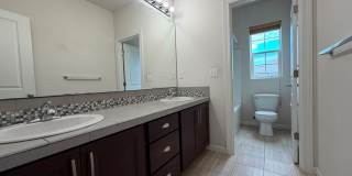 Spacious 4-Bed Home with Loft & Covered Patio in North Creek Gallery 26