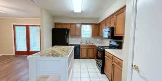Prime 3 Bed, 2.5 Bath with Fireplace & Fenced Patio! Gallery 1