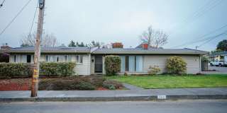 3BD/2BD Home Located next to the Hospital in Eureka! Gallery 1