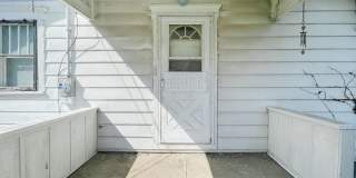 2 Bedroom Home, Fenced in Backyard + Garage! Available Now! Gallery 12