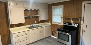 2 Bedroom, 1 Bathroom Home w/ Fenced-In Backyard and Covered Front Porch in Downtown Springdale Gallery 5