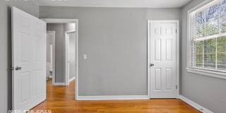 Charming 2BR Cottage Near Downtown Clarksville Gallery 16