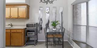 Furnished 1x1 North Campus Apartment on Guad Gallery 3