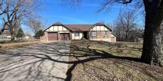 Spacious 3BR Home with 3-Car Garage  Big Backyard Gallery 1