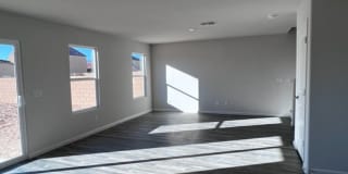 3br 2Ba 2-Story Home with fenced yard and garage Near Golf Course, Rotary Park Gallery 12