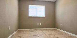 3 BR / 2 BA Duplex Conveniently Located in Lehigh Acres Gallery 5