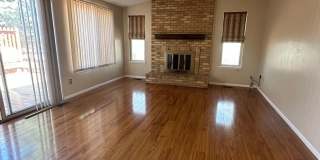 5 bedroom 3 bathroom Sinlge Family House in Aurora Gallery 3