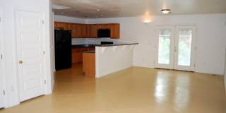 Modern 4 Bed 5 Bath Near UofA – Private Baths & Off-Street Parking Gallery 1