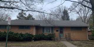 Urbana Two Bedroom/One Bathroom w/Garage Duplex Gallery 1