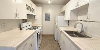 Beautiful Unfurnished 2bdrm / 1.5bath Palm Villas Unit with 2 Parking Stalls Gallery 1