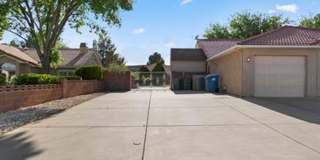 Bloomington Beauty-Landscaping INCLUDED!  6 month lease only Gallery 7