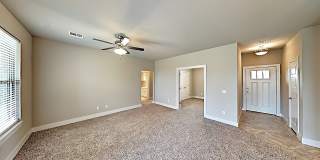 Beautiful 3 Bedroom, 2 Bath Home with Study and Storm Shelter - Yukon Schools. Gallery 9