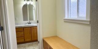 Spacious and bright 2 bed 2.5 bath Townhouse Gallery 18