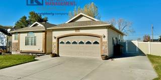 Beautiful 4 bedroom 3 bath house - attached garage Gallery 3