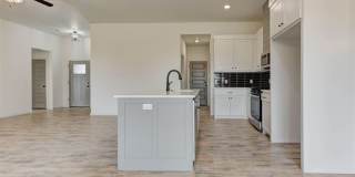 Beautiful! 4-Bed Home in Mustang Gallery 7
