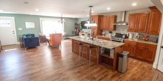 Modern 4bd Home - Fully Furnished Utilities Included Gallery 9