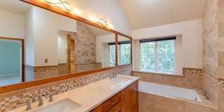 Spacious and stunning 4 bed 3.5 bath in Austin!!! Gallery 37