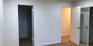 GLENOAKS Gallery 19