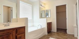 Spacious 4 Bed Home with Loft & 3-Car Garage Gallery 18