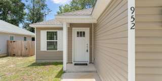 Like New in Heart of Crestview - AVAILABLE IN MAY! Gallery 3