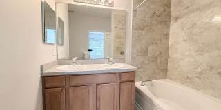 Spacious Townhome! Gallery 23