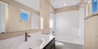 1 MO. FREE RENT! Gorgeous Corner-Lot Townhouse with Mountain Views Gallery 22