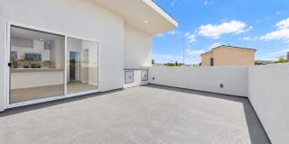 Private rooftop deck with wet bar & turfed yard! Gallery 1