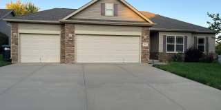 Spacious home in super nice neighborhood in Northwest Omaha Gallery 1