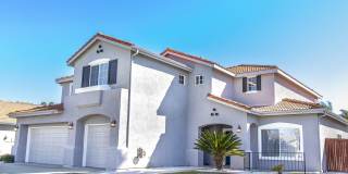 Spacious 6 Bedroom Home With Huge Backyard! Gallery 25