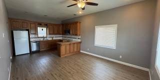 Clean 2 bedroom 1 bath With Tall Ceilings Gallery 1