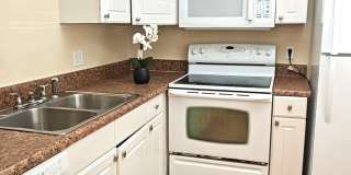 Charming 1 Bedroom / 1 Bathroom Condo – First Floor Unit with Florida Room in a Gated Community. Gallery 6