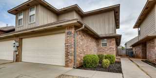 3 Bed 2.5 Bath 2 Car Garage Duplex Gallery 1