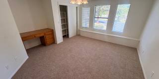 Elegant 4 Bedroom Home in The Lakes Gallery 8