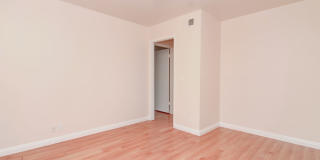 Spacious End-Unit 2 Bed, 2 Bath with Den For Lease in Irvine Gallery 8