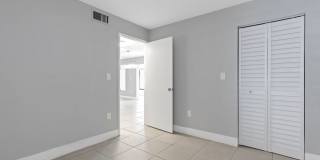 Charming 2BR Condo in Miami Gallery 28