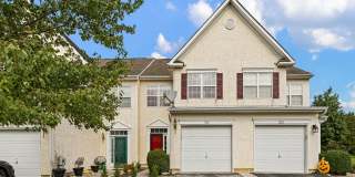 Spacious 3BR/2.5BA Middletown Townhome with Garage Gallery 1